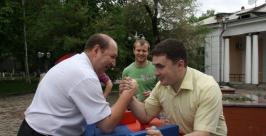 Участие в силовой борьбе на руках принимали биробиджанцы в День России Владимир Иващенко