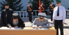 Чеканным шагом и звуками гимна открылся учебный год для кадетов в Биробиджане  Пресс-служба Биробиджанской епархии