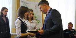 Десять студентов будут получать стипендию мэра Биробиджана Владимир Иващенко