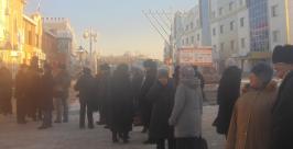 Первую ханукальную свечу зажгли в Биробиджане Марина Черная