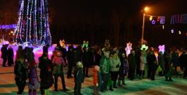 В Новогоднюю ночь в Биробиджане горожан развлекала Академия Дедов Морозов Владимир Иващенко