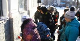 Участники митинга возложили цветы Владимир Иващенко