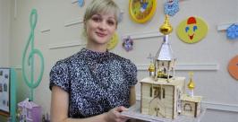 Воспитатель Антонина Чернова склеила модель храма из спичек Владимир Иващенко