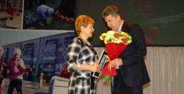 Поздравления мэра принимает Светлана Шадрина Владимир Иващенко