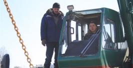 Будущие крановщики осторожно поднимали бетонный блок Владимир Иващенко