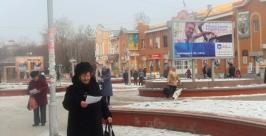 Прохожие по-разному реагировали на акцию Юрий Скачков