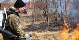 Особое внимание было уделено огню, подступающему к заборам частных строений пресс-служба ГУ МЧС России по ЕАО