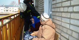 Некоторых пожилых людей персонал учреждения вывел на балконы ГУ МЧС России по ЕАО