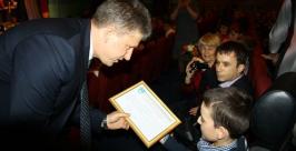 Мэр спустился в зал, чтобы наградить обучающихся образовательного центра Ступени Владимир Иващенко