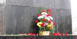 Цветы у памятника Владимиру Ленину Юрий Скачков
