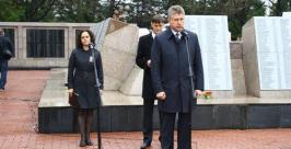 Выступает мэр города Андрей Пархоменко Владимир Иващенко