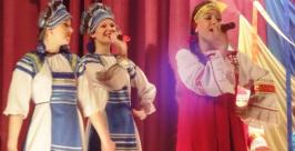 На отчетном концерте звучали лирические, шуточные, плясовые, авторские песни и даже частуш Эльвира Соколова