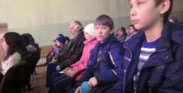 В зале кроме родителей было много мальчишек и девчонок, которые в руках держали поделки из Эльвира Соколова