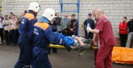 Первого пострадавшего несут в скорую  пресс-служба ГУ МЧС России по ЕАО