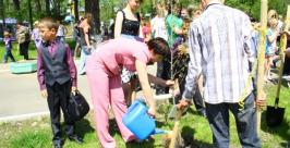 Светлана Купина дом построила, троих сыновей родила, а дерево садит впервые Владимир Иващенко