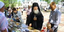 Владыка Иосиф осматривает выставку икон Владимир Иващенко