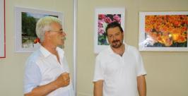 Директор музея Борис Косвинцев представляет автора выставки Владимир Иващенко