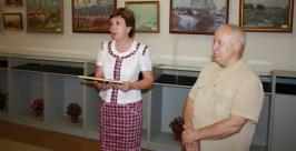 Людмила Копенкина благодарит художника за выставку Владимир Иващенко