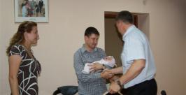 Пятитысячный сертификат на материнский капитал вручен в ЕАО Владимир Иващенко