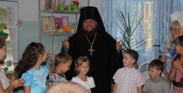 тец Иннокентий передал благословение воспитанникам и воспитателям летней площадки от епископа Биробиджанского и Кульдурского Иосифа http://www.eparh.ru/content/view/1322/26/