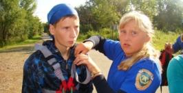 Облачиться в альпинистское снаряжение помогают кадеты МЧС пресс-служба ГУ МЧС России по ЕАО