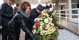 Участники митинга возложили цветы к мемориалу Владимир Иващенко