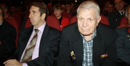 Сотрудники полиции принимали поздравления в Биробиджане Владимир Иващенко