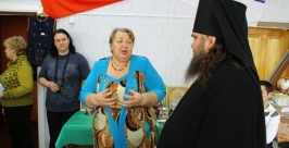 Любовь Пан Сю Тан от имени всех инвалидов города поблагодарила архимандрита Иннокентия Владимир Иващенко