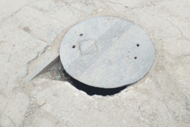 Поджидает жертву: опасный колодец в центре города возобновил рубрику "Дырявый Биробиджан"