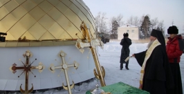 Купола и кресты увенчали храм в честь Покрова Пресвятой Богородицы в п. Смидович ЕАО Пресс-служба Биробиджанской епархии