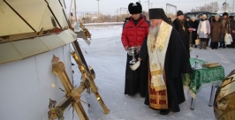 Купола и кресты увенчали храм в честь Покрова Пресвятой Богородицы в п. Смидович ЕАО Пресс-служба Биробиджанской епархии