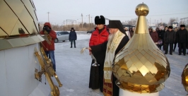 Купола и кресты увенчали храм в честь Покрова Пресвятой Богородицы в п. Смидович ЕАО Пресс-служба Биробиджанской епархии