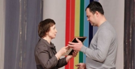 Елена Самойленко вручает награду Управление по связям со СМИ и информатизации 
