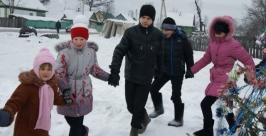 Дед Мороз и Снегурочка поздравили с Новым годом жителей п. Заречье ЕАО   http://smeao.ru/