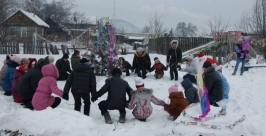 Дед Мороз и Снегурочка поздравили с Новым годом жителей п. Заречье ЕАО   http://smeao.ru/
