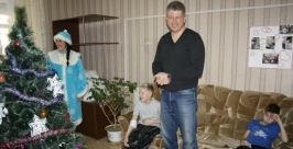 Детей, оставшихся на Новый год в больнице, навестил мэр Биробиджана   Владимир Иващенко