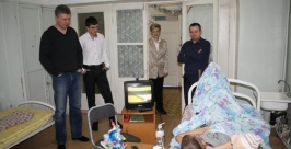 Детей, оставшихся на Новый год в больнице, навестил мэр Биробиджана   Владимир Иващенко
