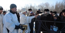 Воду в двух расположенных рядом иорданях освятили в Биробиджане Владимир Иващенко