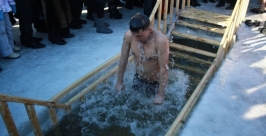 Воду в двух расположенных рядом иорданях освятили в Биробиджане Владимир Иващенко