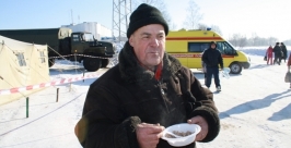 Воду в двух расположенных рядом иорданях освятили в Биробиджане Владимир Иващенко