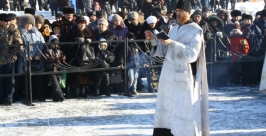 Воду в двух расположенных рядом иорданях освятили в Биробиджане Владимир Иващенко