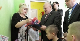 Ребята подарили главе ЕАО несколько сувениров http://www.eao.ru/