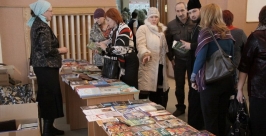 В фойе дворца культуры была развернута выставка-ярмарка Пресс-служба Биробиджанской епархии