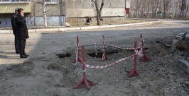 Провал на дороге должны были засыпать 12 апреля РИА ЕАОmedia