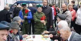 Юнармейцы пришли в столовую с цветами и поздравляли участников войны с Днем Победы РИА EAOmedia
