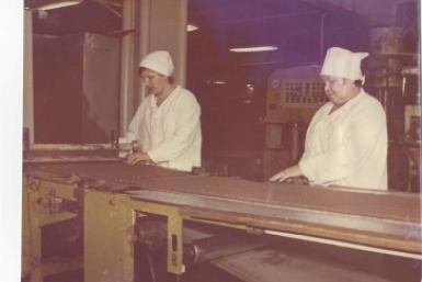 Биробиджанская кондитерская фабрика. Процесс расфасовки конфет. 1990-е годы Госархив ЕАО