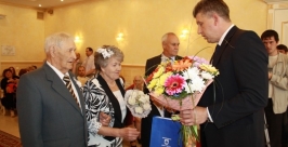 Молодоженов поздравляет мэр города Андрей пархоменко РИА EAOmedia