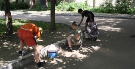 Дети с согласия родителей благоустраивают дворы по месту жительства ИА EAOmedia