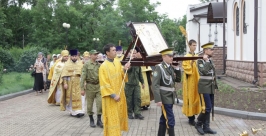Крестный ход начался с обхода вокруг храма www.eparh.ru
