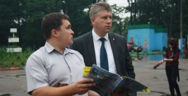 Ертём Куликов и Андрей Пархоменко выбирают аттракцион ИА EAOmedia